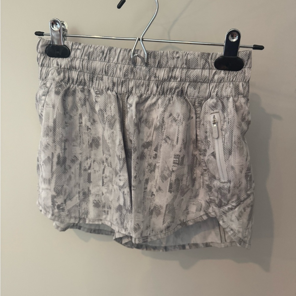 Lululemon Hotty Hot Lined 4” short - white with gray print